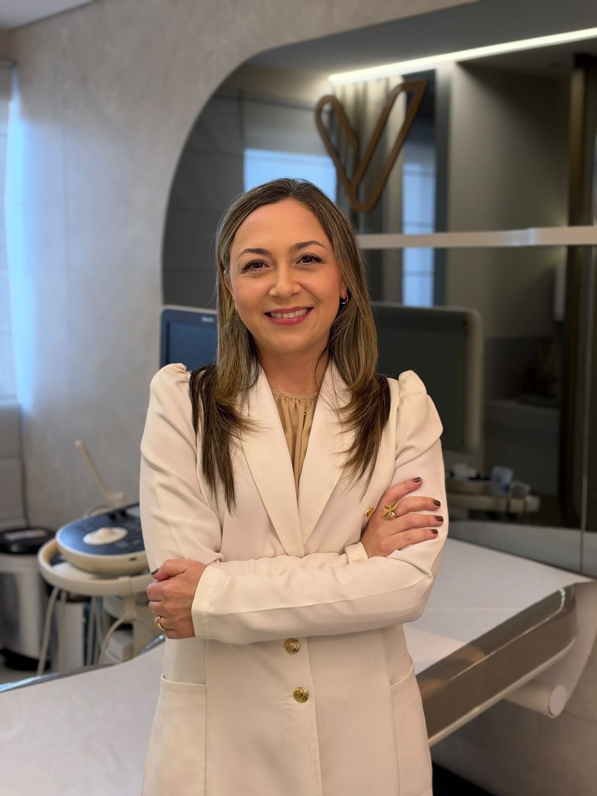 Retrato da Dra. Aline Angelim no consultório